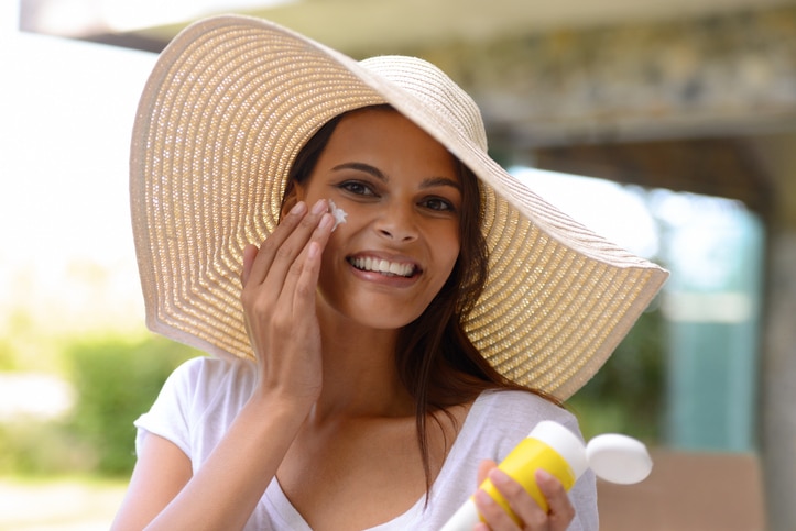 An attractive young woman applying sunscreen to her facehttp://195.154.178.81/DATA/i_collage/pi/shoots/783592.jpg