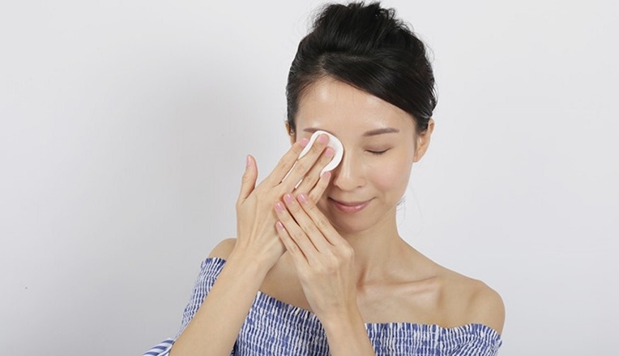 Tips for Removing Eye Makeup Easily - Remove Maekup