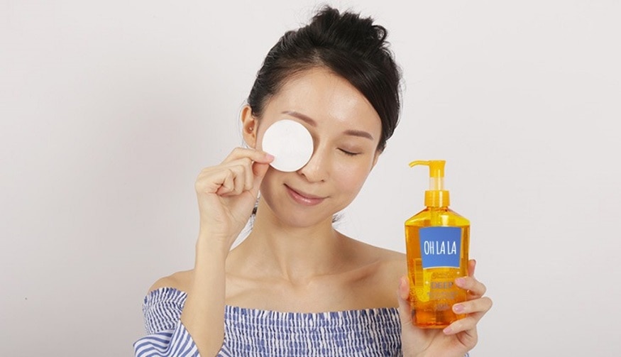 Tips for Removing Eye Makeup Easily - Makeup Remover 