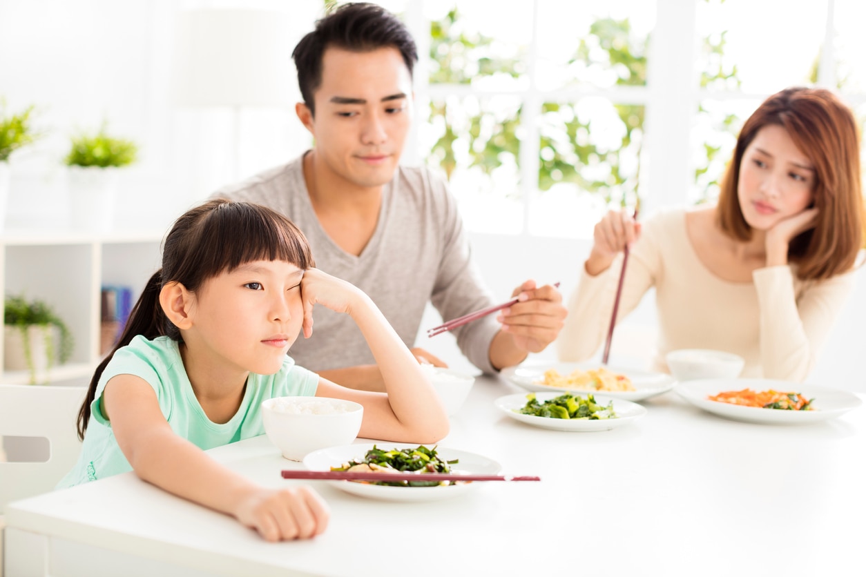 child refuses to eat vegetables while family dinner